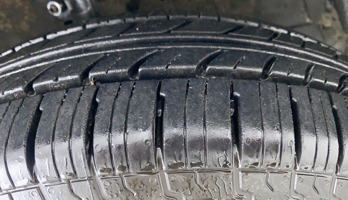 2015 Maruti Swift VXI, Petrol, Manual, 39,493 km, Right Front Tyre Tread