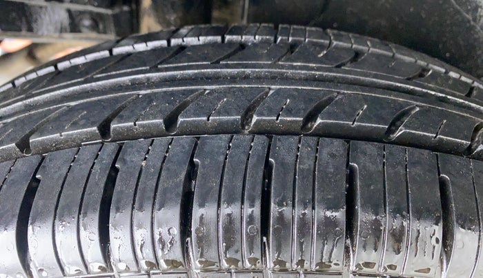 2015 Maruti Swift VXI, Petrol, Manual, 39,493 km, Right Rear Tyre Tread