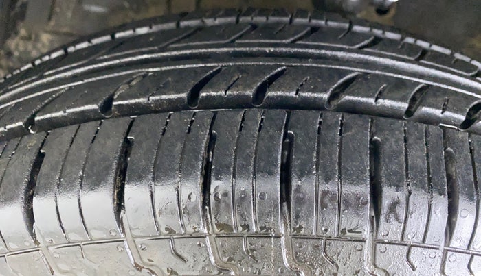 2015 Maruti Swift VXI, Petrol, Manual, 39,493 km, Left Front Tyre Tread