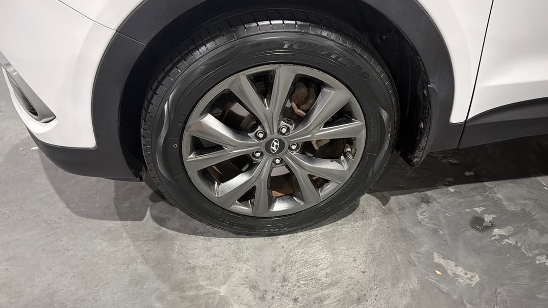 2017 Hyundai Santa Fe Active X, Automatic, 102992 km, Left Front Wheel