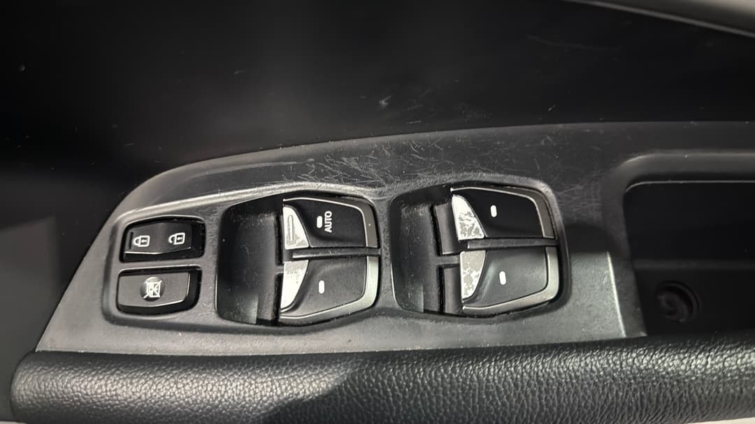 2017 Hyundai Santa Fe Active X, Automatic, 102992 km, Drivers Side Door Panel Controls