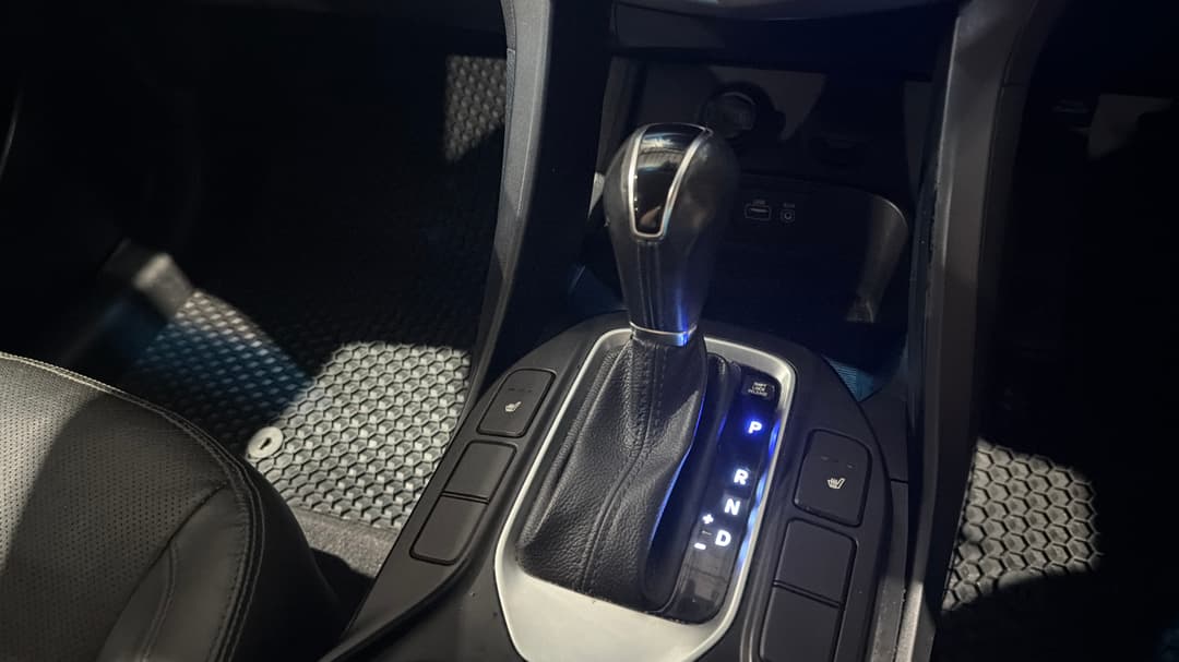 2017 Hyundai Santa Fe Active X, Automatic, 102992 km, Gear Lever 