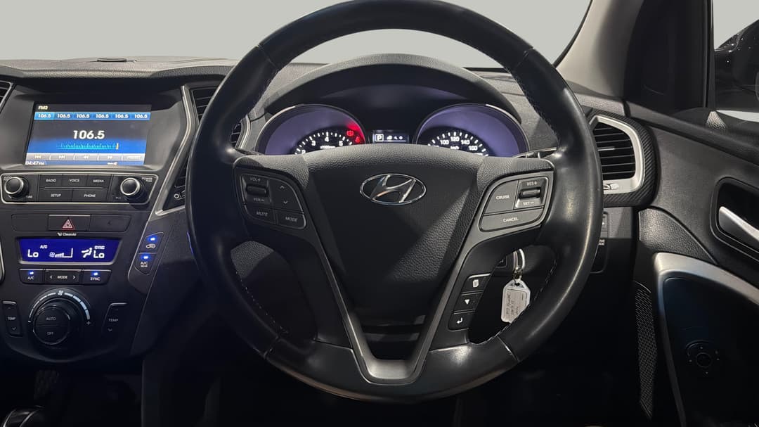 2017 Hyundai Santa Fe Active X, Automatic, 102992 km, Steering Wheel Close-up