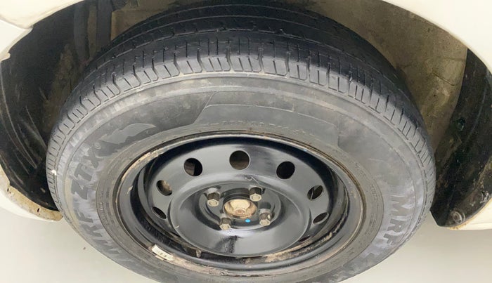 2012 Maruti Swift VXI, Petrol, Manual, 97,529 km, Left front tyre - Minor crack