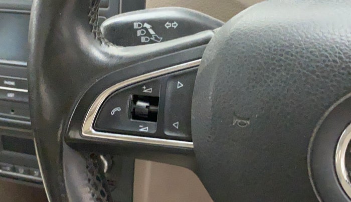 2015 Skoda Rapid ELEGANCE 1.6 MPI MT, Petrol, Manual, 66,423 km, Steering wheel - Sound system control has minor damage