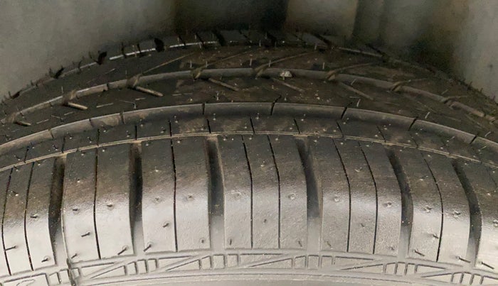2015 Skoda Rapid ELEGANCE 1.6 MPI MT, Petrol, Manual, 66,423 km, Left Rear Tyre Tread