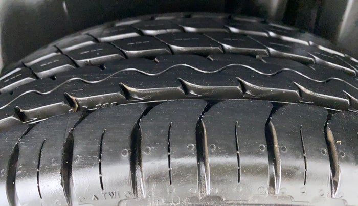 2015 Maruti Ciaz VXI PLUS, Petrol, Manual, 35,021 km, Left Rear Tyre Tread