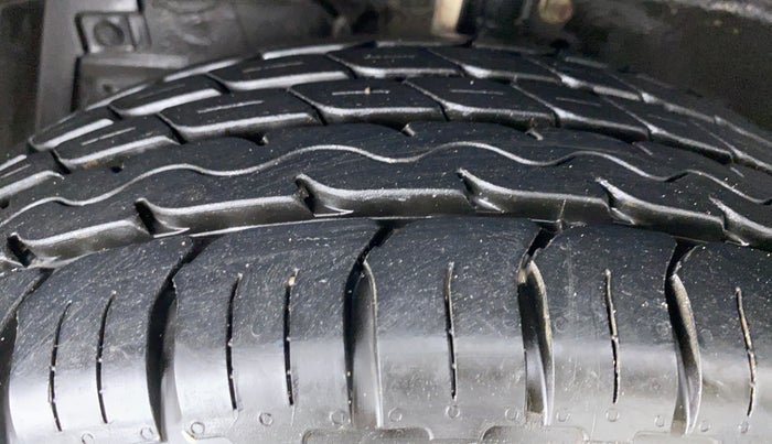 2015 Maruti Ciaz VXI PLUS, Petrol, Manual, 35,021 km, Left Front Tyre Tread