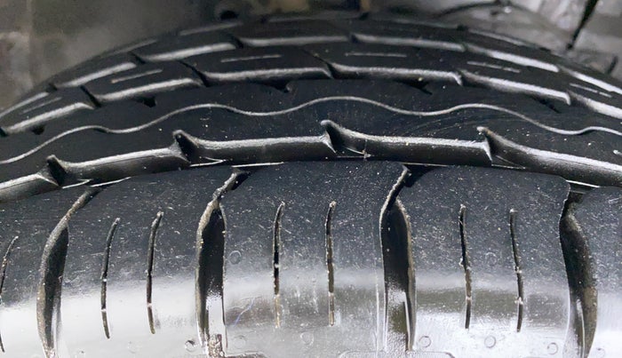 2015 Maruti Ciaz VXI PLUS, Petrol, Manual, 35,021 km, Right Front Tyre Tread