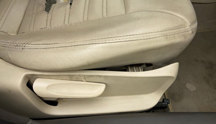 2011 Volkswagen Vento TRENDLINE 1.6, Petrol, Manual, 67,193 km, Driver seat - Seat side trim has minor damage