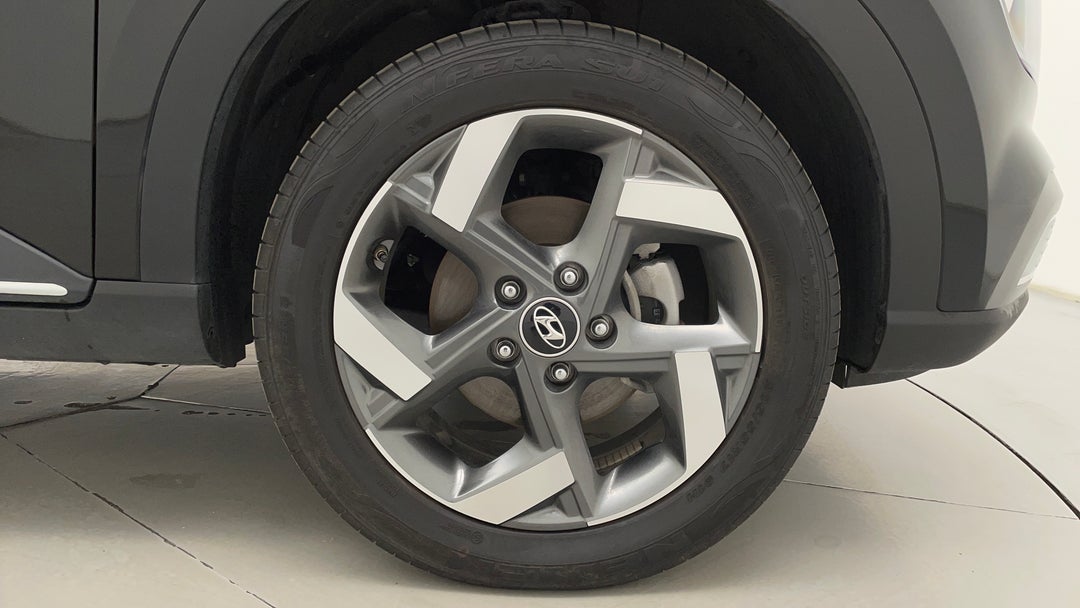 2022 Hyundai Venue Elite (black) Two-tone Roof, Automatic, 33881 km, Right Front Wheel