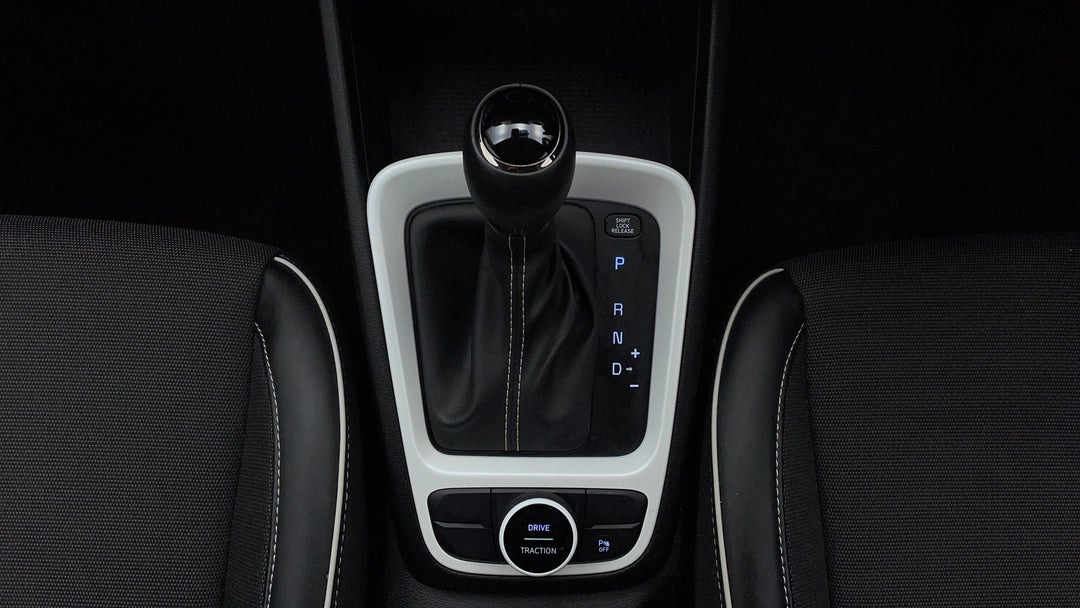 2022 Hyundai Venue Elite (black) Two-tone Roof, Automatic, 33881 km, Gear Lever 