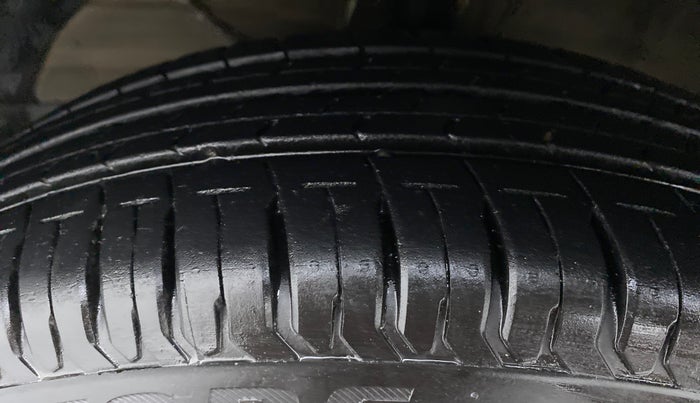 2020 Maruti Swift VXI D, Petrol, Manual, 17,554 km, Left Front Tyre Tread