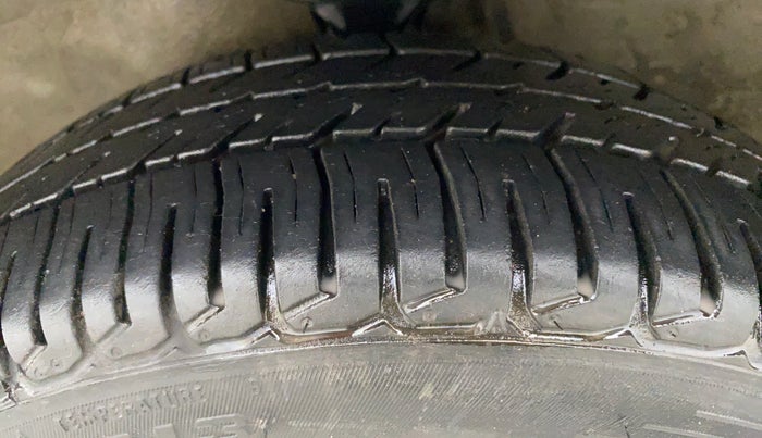 2015 Maruti Alto K10 LXI CNG, CNG, Manual, 74,358 km, Left Front Tyre Tread