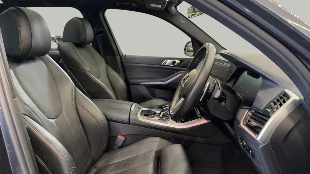 2022 BMW X5 xDrive30d M Sport, Automatic, 49561 km, Right Side Front Door Cabin View