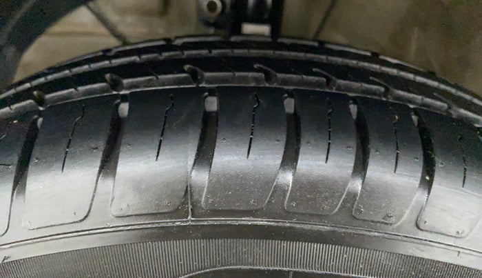 2017 Maruti Dzire VDI, Diesel, Manual, 57,617 km, Left Front Tyre Tread