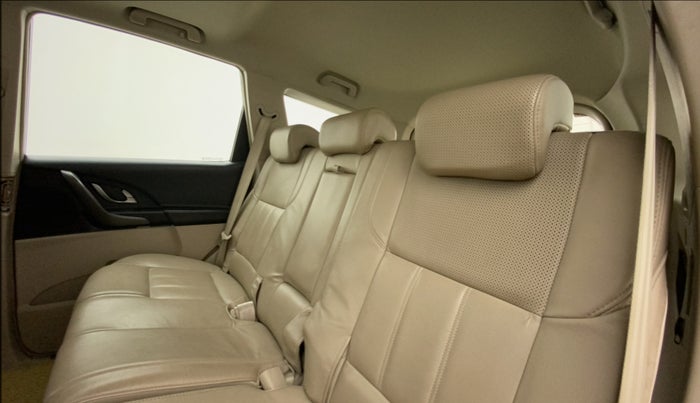 2016 Mahindra XUV500 W10, Diesel, Manual, 97,690 km, Right Side Rear Door Cabin