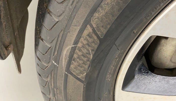 2020 Tata NEXON XZA PLUS PETROL DUAL TONE, Petrol, Automatic, 28,717 km, Left front tyre - Minor crack