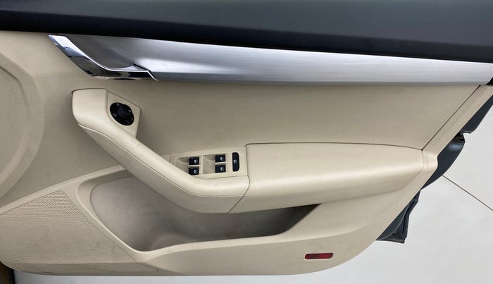 2019 Skoda Octavia 1.8 TSI STYLE AT, Petrol, Automatic, 39,777 km, Driver Side Door Panels Control
