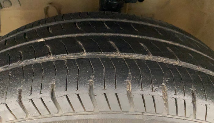 2013 Maruti Swift Dzire VXI, Petrol, Manual, 1,06,215 km, Left Front Tyre Tread