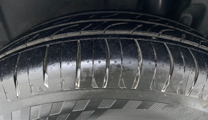 2017 Maruti Ertiga VDI SHVS, Diesel, Manual, 44,129 km, Left Rear Tyre Tread