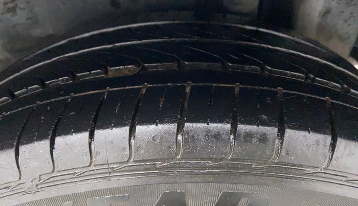 2015 Maruti Ciaz ZXI, Petrol, Manual, 41,046 km, Left Rear Tyre Tread