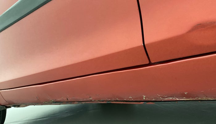 2013 Maruti Swift VXI, Petrol, Manual, 69,748 km, Left running board - Paint has minor damage