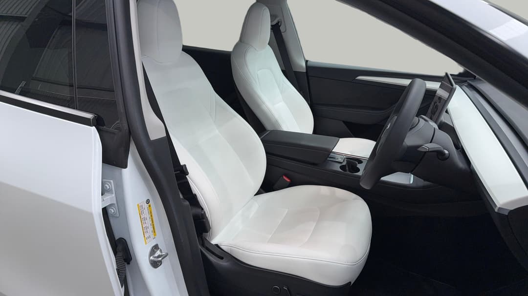 2022 Tesla Model Y Rear-wheel Drive, Automatic, 44794 km, Right Side Front Door Cabin View