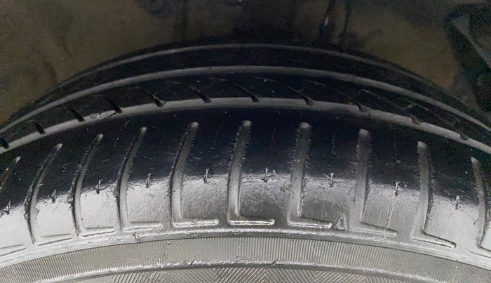 2013 Hyundai i20 SPORTZ 1.2, CNG, Manual, 96,121 km, Right Front Tyre Tread