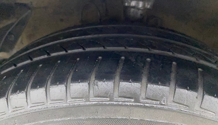 2013 Hyundai i20 SPORTZ 1.2, CNG, Manual, 96,121 km, Left Front Tyre Tread