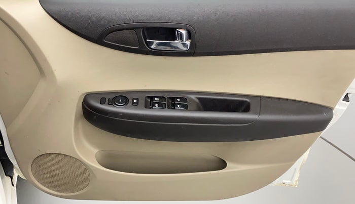 2013 Hyundai i20 SPORTZ 1.2, CNG, Manual, 96,121 km, Driver Side Door Panels Control
