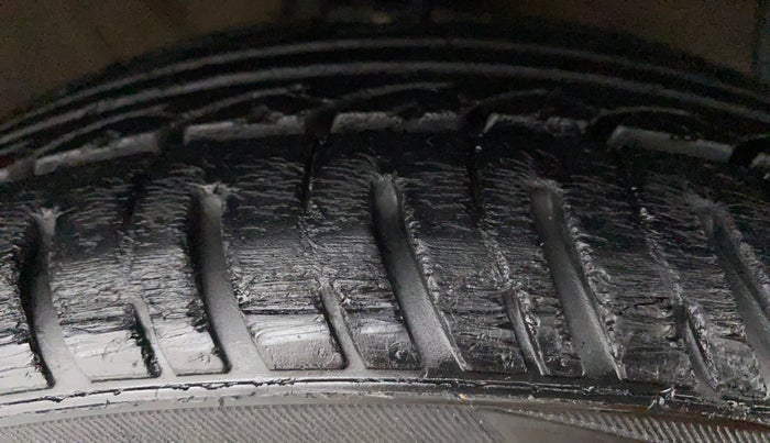2015 Hyundai Grand i10 SPORTZ 1.2 KAPPA VTVT, CNG, Manual, 90,125 km, Right Front Tyre Tread