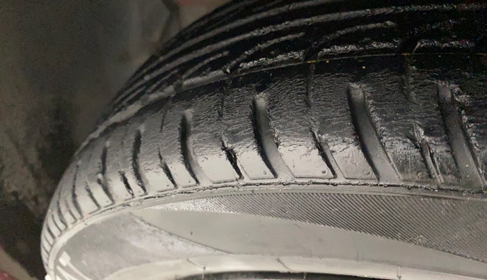 2015 Hyundai Grand i10 SPORTZ 1.2 KAPPA VTVT, CNG, Manual, 90,125 km, Left front tyre - Minor crack