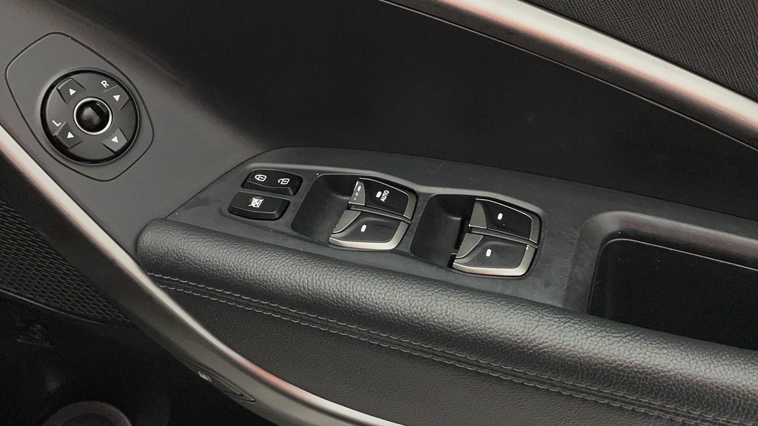 2016 Hyundai Santa Fe Active Crdi (4x4), Automatic, 46033 km, Drivers Side Door Panel Controls