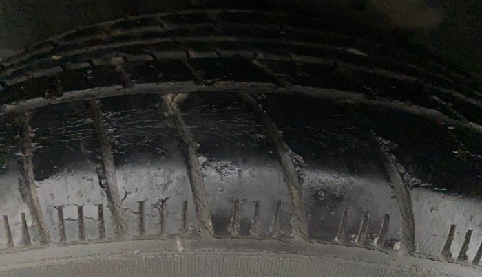 2011 Maruti Ritz ZXI, Petrol, Manual, 39,616 km, Left Rear Tyre Tread