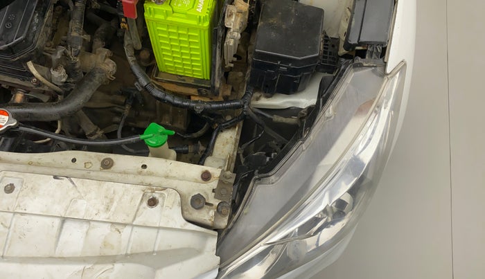 2015 Maruti Ciaz VXI, Petrol, Manual, 85,944 km, Left headlight - Clamp has minor damage