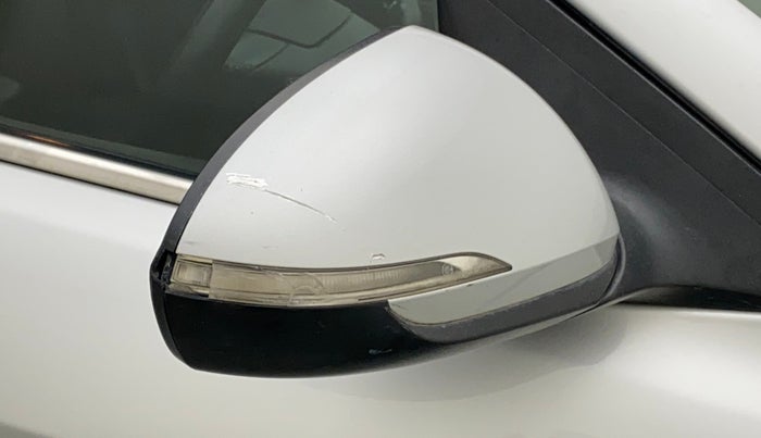 2017 Hyundai New Elantra 2.0 SX(O) AT PETROL, Petrol, Automatic, 1,13,960 km, Right rear-view mirror - Cover has minor damage