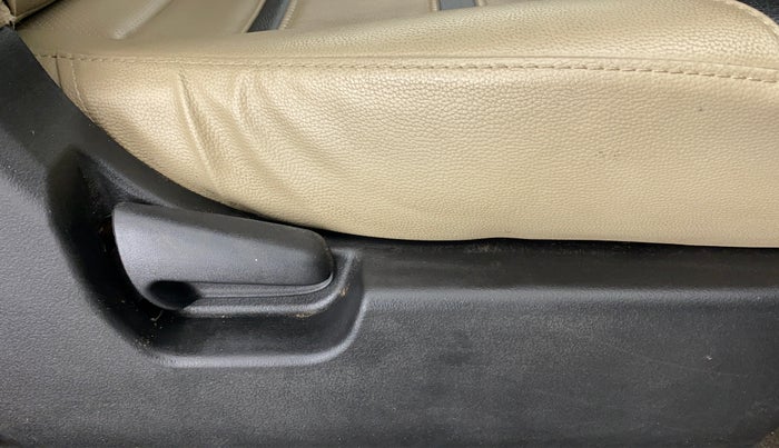 2017 Maruti Wagon R 1.0 LXI CNG, CNG, Manual, 38,406 km, Driver Side Adjustment Panel