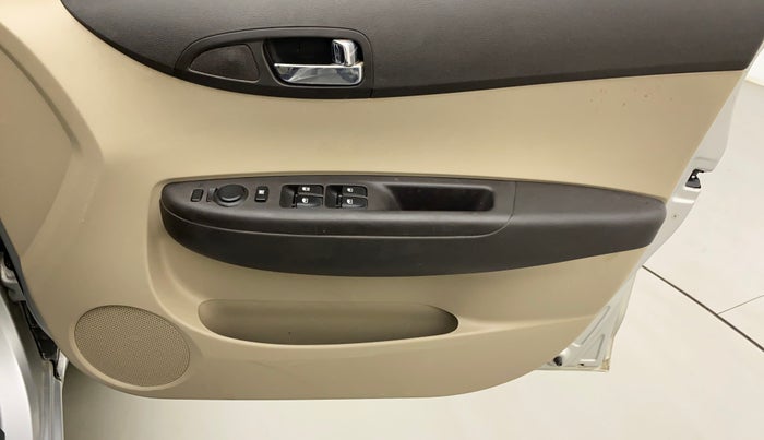 2013 Hyundai i20 SPORTZ 1.2, Petrol, Manual, 1,04,827 km, Driver Side Door Panels Control