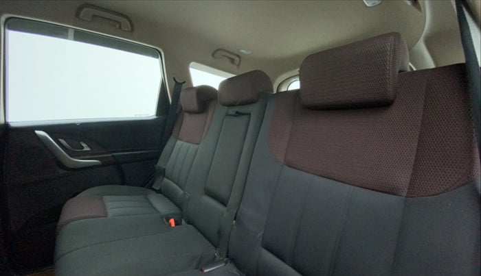 2015 Mahindra XUV500 W6, Diesel, Manual, 90,935 km, Right Side Rear Door Cabin
