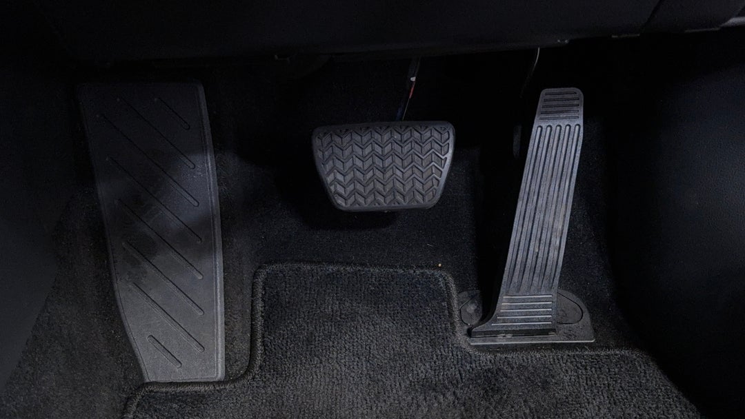 2023 Toyota RAV4 Cruiser (2wd) Hybrid, Automatic, 29598 km, Pedals and Footmat