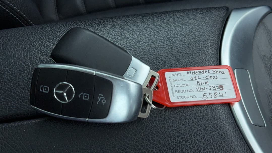 2019 Mercedes-benz GLC 300 4matic, Automatic, 67325 km, Key Close-up