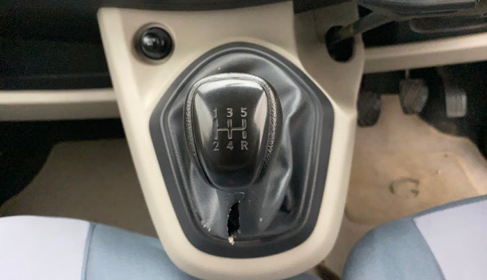 2016 Datsun Go Plus T, Petrol, Manual, 25,729 km, Gear lever - Boot cover slightly torn