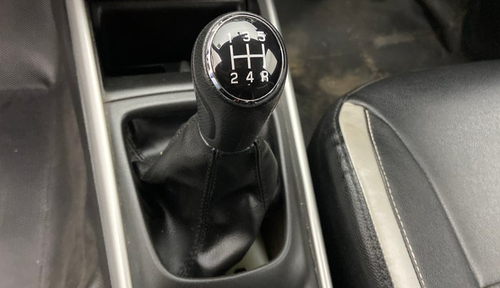 2017 Maruti Baleno DELTA PETROL 1.2, Petrol, Manual, 58,448 km, Gear lever - Boot cover slightly torn