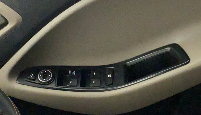 2018 Hyundai Elite i20 ASTA 1.2 (O), Petrol, Manual, 56,065 km, Right front window switch / handle - Minor damage
