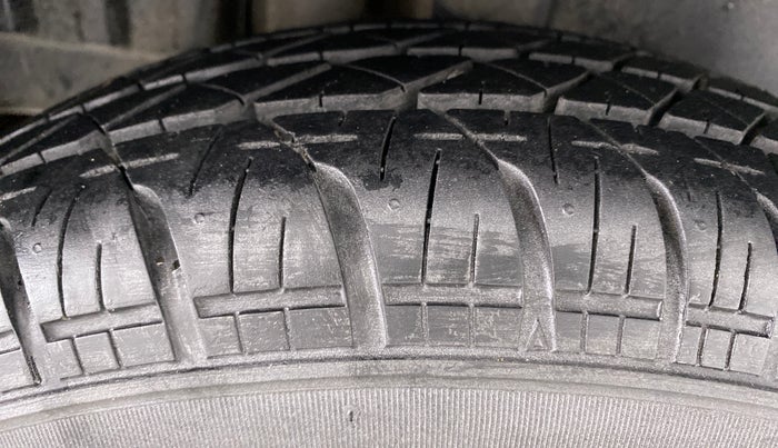 2015 Maruti Swift VXI D, Petrol, Manual, 87,963 km, Right Rear Tyre Tread
