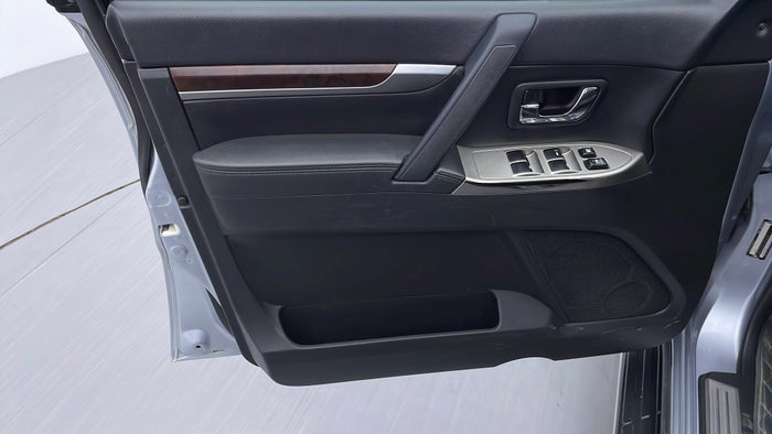 MITSUBISHI PAJERO-Driver Side Door Panels Controls
