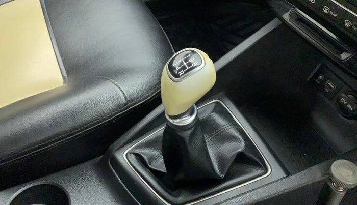 2016 Hyundai Elite i20 ASTA 1.2, Petrol, Manual, 67,712 km, Gear lever - Knob has minor damage