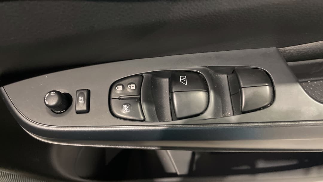 2023 Nissan Navara Pro-4x (4x4), Automatic, 55001 km, Drivers Side Door Panel Controls