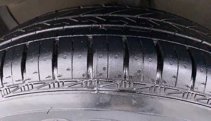 2010 Maruti Ritz LXI, Petrol, Manual, 24,902 km, Left Front Tyre Tread